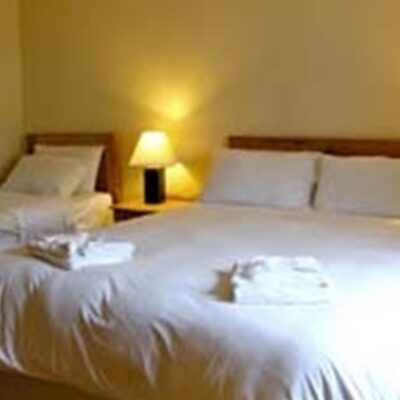 An Creagán (3 bedroom) – Inishtimahon - bedroom 2 beds 1 single and 1 double with bedside tables and light