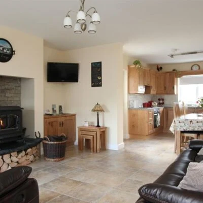 Pat Larry’s Self Catering Cottage - Image 3
