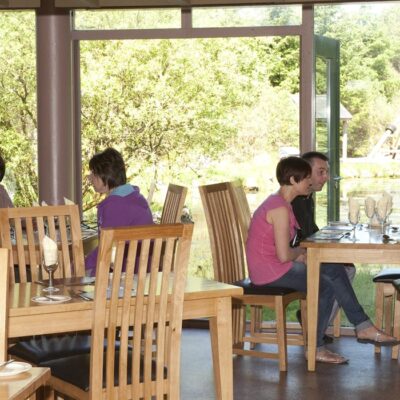 An Creagán (3 bedroom) – Inishtimahon - families eating and spending time together