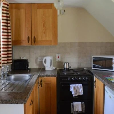 An Creagán (1 bedroom) – Leaghan - Small kitchen with microwave, oven and fridge