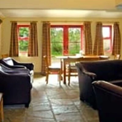 An Creagán (3 bedroom) – Evishatrask - kitchen space with sofas and dinning table