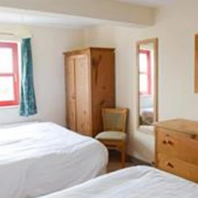 An Creagán (3 bedroom) – Copney - bedroom 2 twin beds with wardrobes and bedside tables