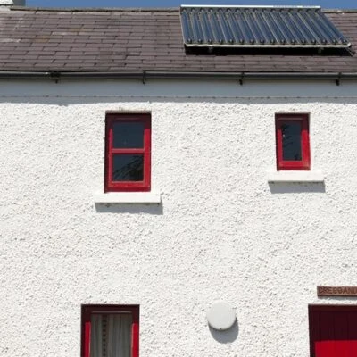 An Creagán (1 bedroom) – Creggandevesky - white cottage with red door