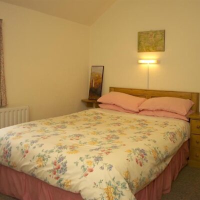 An Creagán (3 bedroom) – Inishtimahon - bedroom double bed with bedside table